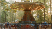 <a href="/lemma/Kleine_Zweef" class="mw-redirect" title="Kleine Zweef">Kleine Zweef</a> in de jaren tachtig met decoratie in bloemmotief.