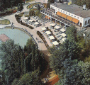 <a href="/lemma/Caf%C3%A9-Restaurant" title="Café-Restaurant">Café-Restaurant</a> met op de achtergrond een reepje <a href="/lemma/Noorderplein" class="mw-redirect" title="Noorderplein">Noorderplein</a>, 1982 (later was het plein een bouwput vanwege bouw <a href="/lemma/Carnaval_Festival" title="Carnaval Festival">Carnaval Festival</a>)