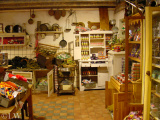 Kastjes, potten, pannen: de hele voorraad van een marskramer in In den Ouden Marskramer in 2001 - Foto: Léon Weterings, 2001