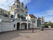 <a href="/lemma/Theaterplein" title="Theaterplein">Theaterplein</a>, met <a href="/lemma/Magicaluna" title="Magicaluna">Magicaluna</a>-signing