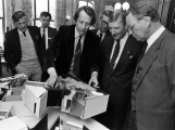 Presentatie van de Efteling-directie aan Commissaris van de Koningin (en voormalig minister-president) Dries van Agt in het <a href="/lemma/Caf%C3%A9-Restaurant" title="Café-Restaurant">Café-Restaurant</a> in <span class="redlink">1985</span>.