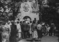 Grote belangstelling voor de Stenen Kip in 1955.