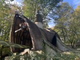 Het <a href="/lemma/Leunhuys" title="Leunhuys">Leunhuys</a> met de gebroeders <a href="/lemma/Lektriek" class="mw-redirect" title="Lektriek">Lektriek</a> gezien vanaf het <a href="/lemma/Lurk_en_Limoenhuys" title="Lurk en Limoenhuys">Lurk en Limoenhuys</a>, 2024