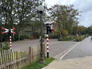 <a href="/lemma/Spoorwegovergang" title="Spoorwegovergang">Spoorwegovergang</a> <a href="/lemma/Vonderplas" title="Vonderplas">Vonderplas</a>