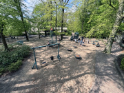 Speeltuin <a href="/lemma/Kindervreugd" title="Kindervreugd">Kindervreugd</a> vanuit de <a href="/lemma/Lavenmonorail" class="mw-redirect" title="Lavenmonorail">Lavenmonorail</a> gezien in april <a href="/lemma/2024" title="2024">2024</a>