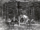 <a href="/lemma/Kleine_Zweefmolen" title="Kleine Zweefmolen">Kleine Zweefmolen</a> na aankoop nog ongedecoreerd. Op de achtergrond EHBO Speeltuin (nu: <a href="/lemma/Leedhuys" title="Leedhuys">Leedhuys</a>).