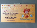 Cheque voor Villa Pardoes van motorclub Gli Gnomi, die ter gelegenheid van hun twaalf en een half jarig bestaan duizend genummerde pins hadden verkocht. Opbregst: {{e|6533.80}}. De cheque werd uitgereikt op 27 augustus 2005 en ging vergezeld van een plaquette die in de Villa werd opgehangen.