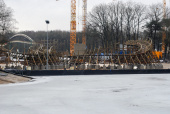 Bouw van <a href="/lemma/Joris_en_de_Draak" title="Joris en de Draak">Joris en de Draak</a> vanaf de <a href="/lemma/Kanovijver" title="Kanovijver">Kanovijver</a>, januari <a href="/lemma/2010" title="2010">2010</a>