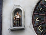 Eén van de figuren naast de <a href="/lemma/Klok" title="Klok">klok</a> op [Station de Oost]].