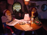 Kerstdecoraties op tafel in het Grote Kabouterhuis tijdens de zesde Winter Efteling - Foto: WWCW