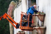 Groendienst met hoogwerker bij gevel Droomvlucht - Foto: Efteling Facebook