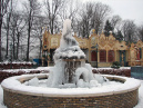 De <a href="/lemma/Pelikaanfontein" title="Pelikaanfontein">Pelikaanfontein</a>, helemaal dichtgevroren, in de <a href="/lemma/Winter_Efteling" title="Winter Efteling">Winter Efteling</a> van <a href="/lemma/2008" title="2008">2008</a>.