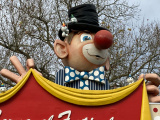 Diverse <a href="/lemma/Pjotr" title="Pjotr">Pjotrs</a> omringen de circusdirecteur boven de ingang van <a href="/lemma/Carnaval_Festival" title="Carnaval Festival">Carnaval Festival</a> tijdens <span class="redlink">Winter Efteling 2023-2024</span>.
