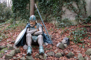 Tijdens <a href="/lemma/Winter_Efteling_2022-2023" title="Winter Efteling 2022-2023">Winter Efteling 2022-2023</a> kreeg de wachter bij <a href="/lemma/Doornroosje" title="Doornroosje">Doornroosje</a> een cape en medaillon.
