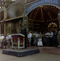 Directeur <a href="/lemma/Paul_Beck" title="Paul Beck">Paul Beck</a> spreekt genodigden toe voor het <a href="/lemma/Carrouselpaleis" title="Carrouselpaleis">Carrouselpaleis</a> bij de officiële opening van <a href="/lemma/Droomvlucht" title="Droomvlucht">Droomvlucht</a>, 10 juni 1993.