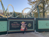 Bouwhek met <a href="/lemma/Bouwmeester_Big" title="Bouwmeester Big">Bouwmeester Big</a> erop sluit het pad onder de <a href="/lemma/Python" title="Python">Python</a> af vanwege werkzaamheden op de route daarachter.