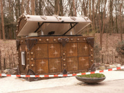 De <a href="/lemma/Schatkist" title="Schatkist">Schatkist</a> op de <a href="/lemma/Pardoes_Promenade" title="Pardoes Promenade">Pardoes Promenade</a> in aanbouw.