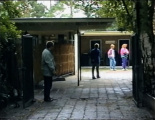 Een showband voor het <a href="/lemma/Efteling_Klank_en_Spektakel_Festijn" title="Efteling Klank en Spektakel Festijn">Efteling Klank en Spektakel Festijn</a> in de doorgang naar de <a href="/lemma/Zwembad" title="Zwembad">Zwembadgebouwen</a> waar de band dient om te kleden en te verzamelen, <span class="redlink">1992</span>