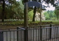 Ingang van <a href="/lemma/Station_Zuid" title="Station Zuid">Station Zuid</a> gezien vanuit een rijdende <a href="/lemma/Efteling_Stoomtrein_Maatschappij" title="Efteling Stoomtrein Maatschappij">stoomtrein</a>, met op de achtergrond de <a href="/lemma/Pira%C3%B1a" title="Piraña">Piraña</a>, <span class="redlink">1989</span>