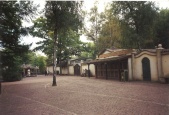 <a href="/lemma/Groepsbagage" title="Groepsbagage">Groepsbagagekluizen</a> aan het <a href="/lemma/Anton_Pieckplein" title="Anton Pieckplein">Anton Pieckplein</a>, zomer <a href="/lemma/1998" title="1998">1998</a>.