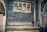 Vallend hek, 10-1985. De wachter met de sabel, seinend naar de man achter het raam, een half jaar voor de opening. De sabel die hij moet uittrekken maakt al integraal onderdeel uit van de animatronic.