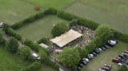 Camping <a href="/lemma/Bernehoeve" title="Bernehoeve">Bernehoeve</a> in gebruik als spelersdorp bij Tobbedansen VIPs van <a href="/lemma/Te_Land,_ter_Zee_en_in_de_Lucht" title="Te Land, ter Zee en in de Lucht">Te Land, ter Zee en in de Lucht</a>
