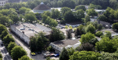 <a href="/lemma/Gildehuis" title="Gildehuis">Gildehuis</a> (links) en <a href="/lemma/Tuinhuys" title="Tuinhuys">Tuinhuys</a> (middenonder) op het <a href="/lemma/Dienstencentrum" title="Dienstencentrum">Dienstencentrum</a> van de <a href="/lemma/Efteling" title="Efteling">Efteling</a>, 2021