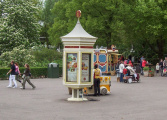 <a href="/lemma/Pira%C3%B1aplein" title="Pirañaplein">Pirañaplein</a> en <a href="/lemma/Informatiekiosk" title="Informatiekiosk">informatiekiosk</a> vanuit de <a href="/lemma/Kanovijver" title="Kanovijver">Kanovijver</a> gezien, april <span class="redlink">2009</span>