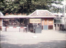 <a href="/lemma/Ingang_Noord" title="Ingang Noord">Ingang Noord</a> vanaf het park gezien, met uitgangsbord, <a href="/lemma/1981" title="1981">1981</a>