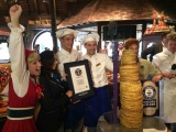 Het <a href="/lemma/Guinness_Book_of_Records" title="Guinness Book of Records">Guinness Book of Records</a> is een record rijker: de hoogste stapel pannenkoeken werd gebouwd in <a href="/lemma/Polles_Keuken" title="Polles Keuken">Polles Keuken</a> op 16 oktober 2014. Op de foto: Roodkapje, het jurylid van Guinness, koks John en Humphrey, Polle, Benten Wijnen.