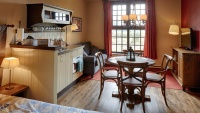 Interieur <a href="/lemma/Landhuys" title="Landhuys">Landhuys</a>-appartement in <a href="/lemma/Efteling_Bosrijk" title="Efteling Bosrijk">Efteling Bosrijk</a>; zithoek.