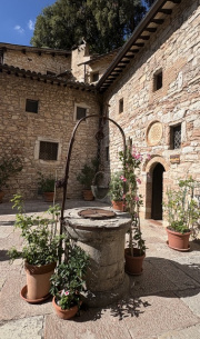 <a href="/lemma/Putje_van_Assisi" title="Putje van Assisi">Putje van Assisi</a> op het binnenplein van Santuario Eremo delle Carceri nabij Assisi in september 2026