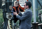<a href="/lemma/Python_Pietje" title="Python Pietje">Python Pietje</a> met op z&#039;n arm een zittend bezoekertje, <span class="redlink">1982</span>