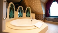 <a href="/lemma/Fata_Morgana-suite" title="Fata Morgana-suite">Fata Morgana-suite</a> in het <a href="/lemma/Efteling_Hotel" title="Efteling Hotel">Efteling Hotel</a> na de renovatie december <span class="redlink">2018</span>.