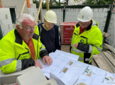Uitvoerders <a href="/lemma/Henk_Schellekens" title="Henk Schellekens">Henk Schellekens</a> (l) en Koen Hellings (m) en &#039;asset manager&#039; <a href="/lemma/Frank_Poels" title="Frank Poels">Frank Poels</a> bezig met de herbouw van het huisje van <a href="/lemma/Vrouw_Holle" title="Vrouw Holle">Vrouw Holle</a> (<a href="/lemma/2022" title="2022">2022</a>)