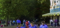 De <a href="/lemma/Dubbele_Laan" title="Dubbele Laan">Dubbele Laan</a> met forse bossages gezien vanaf het <a href="/lemma/Carnaval_Festivalplein" title="Carnaval Festivalplein">Carnaval Festivalplein</a> ter hoogte van <a href="/lemma/Het_Valies" title="Het Valies">Het Valies</a> in <a href="/lemma/1989" title="1989">1989</a>