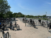 <a href="/lemma/Fietsenstalling" title="Fietsenstalling">Fietsenstalling</a> op P2, juni 2026