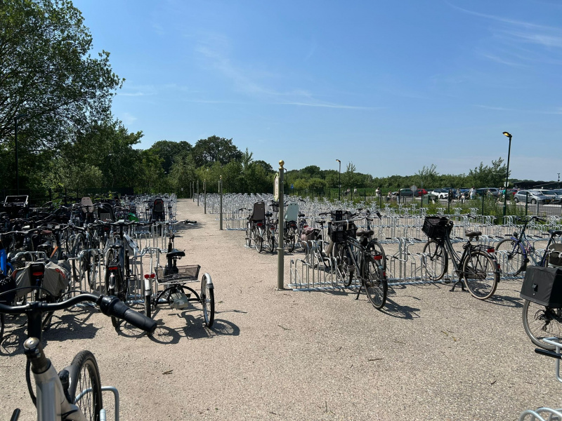 Bestand:Fietsenstalling-p2-rekken.jpeg