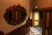 Het halletje met de spiegel tussen de <a href="/lemma/Tweede_voorshow_(Villa_Volta)" title="Tweede voorshow (Villa Volta)">tweede voorshow</a> en hoofdshow van Villa Volta.