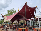 <a href="/lemma/Nomade" title="Nomade">Nomade</a>-ntent buiten op het terras bij <a href="/lemma/Kashba" title="Kashba">Kashba</a>