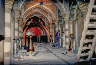 Kantelkamer, ± 03-1986. Werktuigbouwkundige Tiny Brabers (l) en vormgever Hans Pulles bekijken de spuitkoppen (voor het bubbel-effect) die afgedekt zullen worden met de goudkleurige schalen, die hier ondersteboven staan opgesteld.