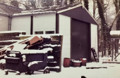 Oude remise met aanbouw en watertank in de winter - Foto: Papa Harrie, via Facebookgroep &#039;Efteling Toen&#039; {{intern|Geen reactie gehad op toestemmingsvraag}}