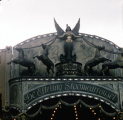 <a href="/lemma/Stoomcarrousel" title="Stoomcarrousel">Stoomcarrouselgevel</a> met vrouwenfiguur, begin jaren zestig