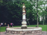<a href="/lemma/Sint_Nicolaasfontein" title="Sint Nicolaasfontein">Sint Nicolaasfontein</a> frontaal gezien in <span class="redlink">1981</span>