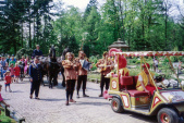 De <a href="/lemma/Anton_Pieck_Parade" title="Anton Pieck Parade">Anton Pieck Parade</a>, hier de <a href="/lemma/Pardoesmobiel" title="Pardoesmobiel">Pardoesmobiel</a> en een driekoppig bandje, ter hoogte van de <a href="/lemma/Siertuin" title="Siertuin">Siertuin</a>, <span class="redlink">1995</span>