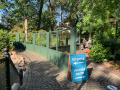 <a href="/lemma/COVID-19" title="COVID-19">COVID-19</a>-splitsing bij de <a href="/lemma/Soldatenpoort" title="Soldatenpoort">Soldatenpoort</a> in het <a href="/lemma/Sprookjesbos" title="Sprookjesbos">Sprookjesbos</a>