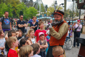 <a href="/lemma/Jeroen_Verheij" title="Jeroen Verheij">Jeroen Verheij</a> in zijn act <a href="/lemma/Koffers_vol_herinnering" title="Koffers vol herinnering">Koffers vol herinnering</a> in april <span class="redlink">2010</span>