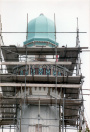 Exterieur, 06-1985. Bouwlieden op de minaret geleiden de koepel zodat die exact aansluit op de wanden.