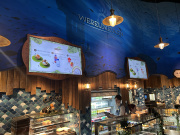 Menuborden in de <a href="/lemma/Wereldkeuken" title="Wereldkeuken">Wereldkeuken</a> zijn nu digitale schermen, december 2025