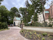 Aanloop naar <a href="/lemma/De_Prinses_op_de_Erwt" title="De Prinses op de Erwt">De Prinses op de Erwt</a> vanaf het Herautenplein, mei 2025 - Foto: Eftepedia